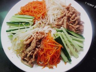 15、时蔬冷面,把准备好的材料,一次堆放在面条上