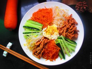 16、时蔬冷面,最后把煎好的荷包蛋放在中间,撒上一点白芝麻就可以了