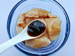 5、蜜汁香煎鸡胸肉,一勺蚝油。