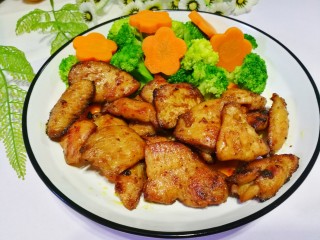 12、蜜汁香煎鸡胸肉,盛盘。