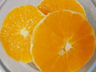 2、雪梨橙汁,把橙子切块备用