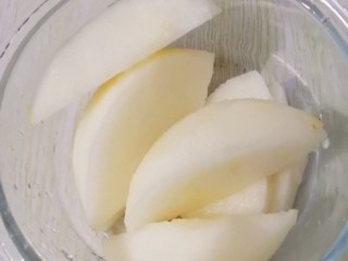 4、雪梨橙汁,雪梨去皮，切块备用