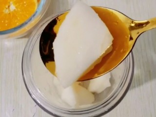 5、雪梨橙汁,把雪梨放入榨汁杯里