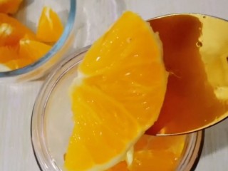 6、雪梨橙汁,在把橙子放入榨汁杯里