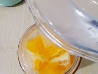 7、雪梨橙汁,加入矿泉水300克