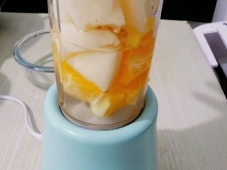 8、雪梨橙汁,插上电源