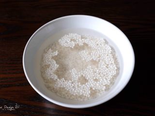 1、咸蛋黄时蔬珍珠丸子,糯米提前浸泡至少3小时。