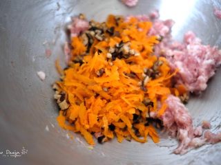 3、咸蛋黄时蔬珍珠丸子,加入香菇丁和胡萝卜丝，继续搅拌。