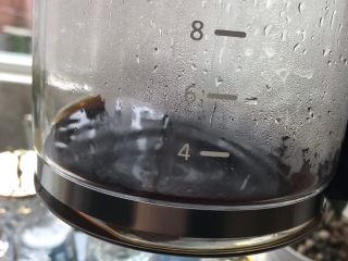 1、煮咖啡,在咖啡壶里加入咖啡粉和水，按开关键等待热咖啡。(不同壶煮法不一样，按照商家说明即可)