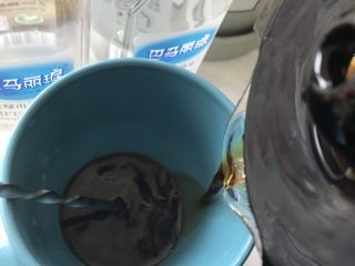 2、煮咖啡,杯中放入糖粉，倒入煮好的咖啡。