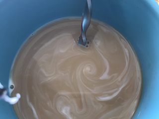 3、煮咖啡,加入热奶拌均匀。