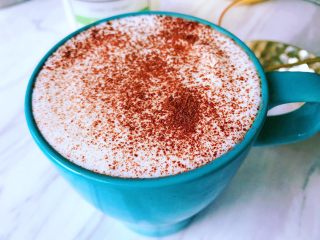 5、煮咖啡,加入打好的奶盖，筛入可可粉，完成。