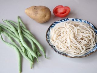 1、土豆豆角焖面,准备所需食材；