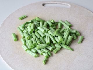 2、土豆豆角焖面,豆角洗净切段；