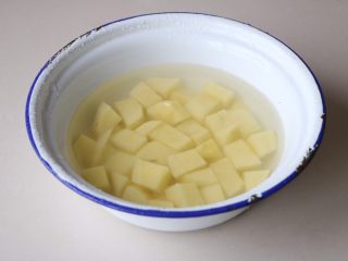 3、土豆豆角焖面,土豆去皮，切成小块，清水浸泡洗去表面的淀粉；
