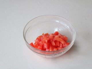 5、土豆豆角焖面,西红柿切碎；
