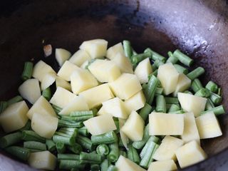 7、土豆豆角焖面,放入土豆块/豆角段翻炒；