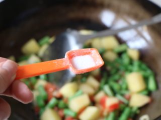 9、土豆豆角焖面,加入盐