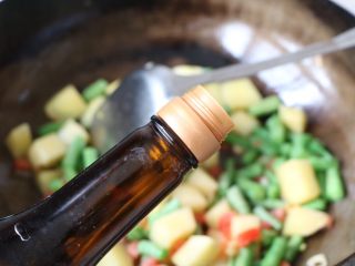 10、土豆豆角焖面,加入生抽