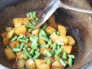 12、土豆豆角焖面,翻炒均匀；