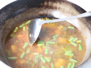 13、土豆豆角焖面,倒入稍微多一点的清水，大火煮开转中火烧10分钟左右；