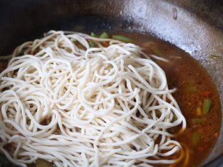 14、土豆豆角焖面,加入面条继续焖15分钟左右；