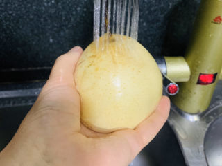2、苹果雪梨汤,把苹果梨洗干净；