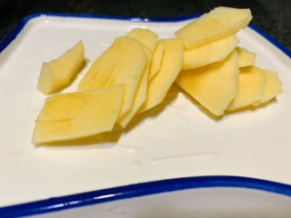 3、苹果雪梨汤,苹果去皮，切剥片；