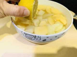 5、苹果雪梨汤,先把削好的梨苹果倒入凉白开水中，加柠檬汁浸泡会，防变色；