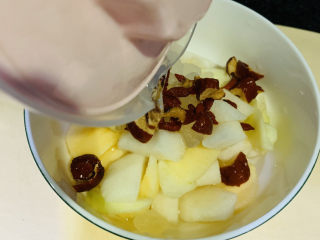 11、苹果雪梨汤,倒入清水，沫过食材；