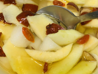 12、苹果雪梨汤,第一次，放微波炉中火转3分30秒，取出，搅拌一下；