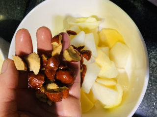 10、苹果雪梨汤,红枣加入；