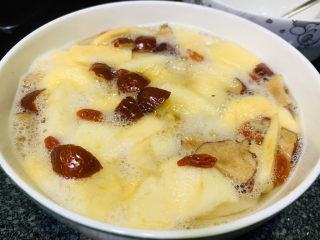 13、苹果雪梨汤,第二次，放微波炉中火转1分30秒，取出，这会碗很烫，需要用布垫，汤会有浮沫，用勺子舀干净；