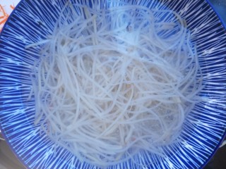 3、土豆丝火腿鸡蛋饼,土豆洗两遍。洗去淀粉