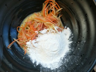 9、土豆丝火腿鸡蛋饼,再加一些面粉。我没有称重。差不多一小把。