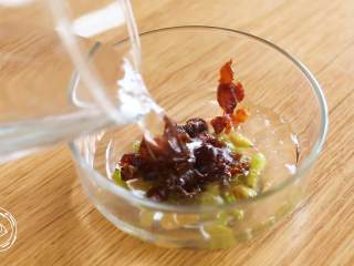 3、12m+腊八粥(宝宝辅食),葡萄干、桂圆干加水浸泡10分钟~