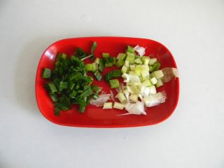 2、腊肉糯米卷,小葱切碎，葱白和葱叶分开