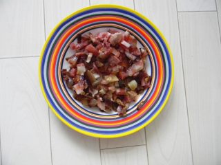 4、腊肉糯米卷,煮好的腊肉取出再冲洗后切成约半厘米见方的小丁