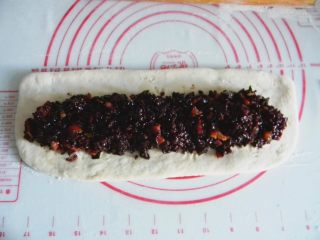 7、腊肉糯米卷,中间放入炒好的糯米饭，在整理整齐