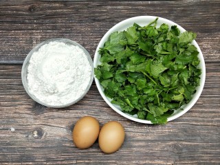 1、芹菜叶鸡蛋软饼,准备好食材