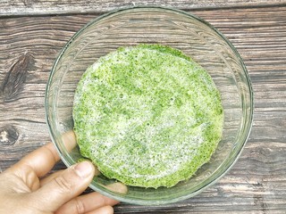 2、芹菜叶鸡蛋软饼,把洗净的芹菜叶焯水30秒，捞出来放入料理机中，加入清水打成汁，倒入碗里