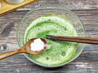 4、芹菜叶鸡蛋软饼,加入少许的盐调味