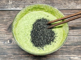 7、芹菜叶鸡蛋软饼,最后再加入黑芝麻碎拌匀