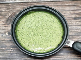 9、芹菜叶鸡蛋软饼,晃动锅子，让它均匀的铺上一层，中小火煎至定型