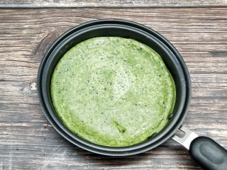 10、芹菜叶鸡蛋软饼,把它翻面煎个几秒钟即可