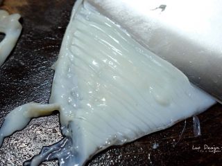 1、天使翅膀de乌贼炒面,把整块都切好。