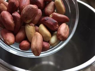 3、【花生核桃露】健脑益智的学生饮品,烤花生放入豆浆机内桶中