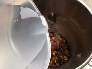 5、【花生核桃露】健脑益智的学生饮品, 加入适量的清水