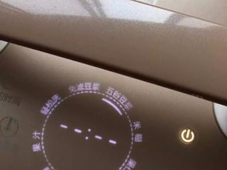 7、【花生核桃露】健脑益智的学生饮品,按上豆浆机的机头,接通电源