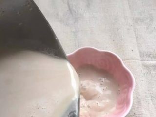 10、【花生核桃露】健脑益智的学生饮品,倒出来饮用就可以了。